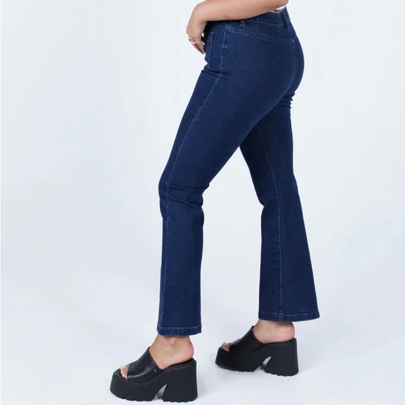 Princess Polly Dalta Mid Rise Flare Denim Jeans Size 4 Dark Wash - Picture 2 of 3